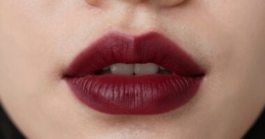 enhances and defines lip shape